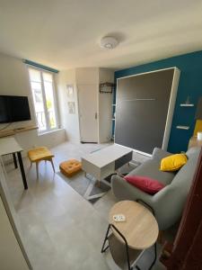 ein Wohnzimmer mit einem Sofa und einem Tisch in der Unterkunft AG Immobilier in Neuilly-Plaisance