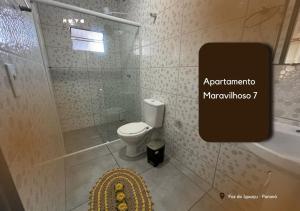 a bathroom with a toilet and a shower and a sink at APARTAMENTO MARAVILH... 7 in Foz do Iguaçu