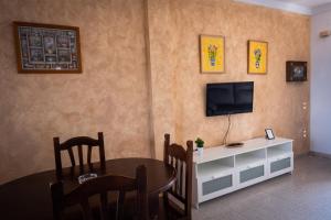 Telewizja i/lub zestaw kina domowego w obiekcie Apartamentos Turísticos Cabo Roche