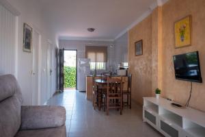 Telewizja i/lub zestaw kina domowego w obiekcie Apartamentos Turísticos Cabo Roche
