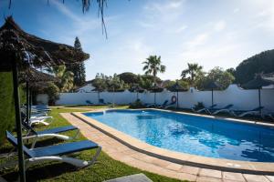 Basen w obiekcie Apartamentos Turísticos Cabo Roche lub w pobliżu