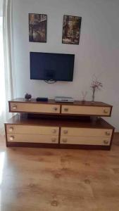 un centro di intrattenimento con TV a schermo piatto a parete di Vintage Pula a Pola (Pula) Altre 10 foto