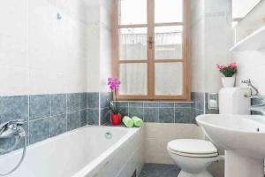 ein Badezimmer mit Badewanne, Toilette und Waschbecken in der Unterkunft Vintage Pula in Pula + 10 Fotos
