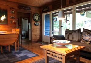 ein Wohnzimmer mit einem Sofa und einem Tisch in der Unterkunft Waldhaus Möhnesee in Möhnesee