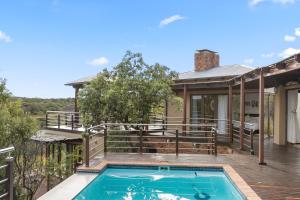 una casa con piscina en una terraza en Elements Private Golf Reserve House 197, en Bela-Bela