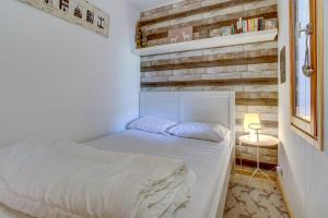 モルジヌにあるMorzine 1000の木製の壁のベッドルーム1室(ベッド1台付)