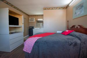 Krevet ili kreveti u jedinici u okviru objekta OYO Hotel Calhoun, GA I-75
