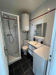 a bathroom with a shower and a sink and a toilet at Havre de tranquillité entre Paris et Versailles in Chaville