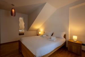 アオスタにあるInn Aosta Apartmentsのベッドルーム1室(ランプ2つ付)