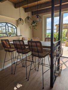 a dining room with a table and chairs at Huisje Hartenlust in Bodegraven +20 photos
