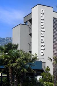 Nespecifikovaný výhled na hory nebo výhled na hory při pohledu z hotelu