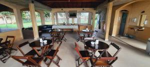 an overhead view of a living room with tables and chairs at Pousada Marajó in Salvaterra