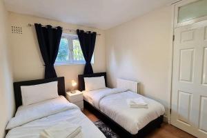 Llit o llits en una habitació de 2 Bedroom apartment in Kennington London