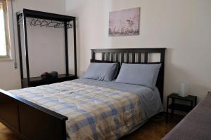 una camera da letto con un grande letto con cuscini blu di Guest House Ancora a Pozzallo