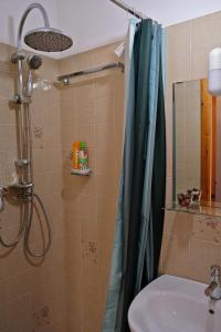 y baño con ducha y lavamanos. en Guest House Ancora, en Pozzallo