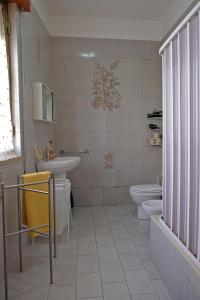 y baño con lavabo y aseo. en Guest House Ancora, en Pozzallo