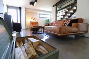 sala de estar con sofá y mesa en Aux Berges du Bocq, en Yvoir