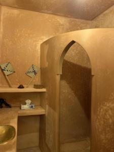 baño con lavabo y puerta abovedada en Riad M'boja "Chez Ali Baba", en Marrakech