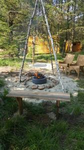 a fire pit sitting on a bench in a park at Kleines Baumhaus für Zwei in Nordholz