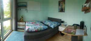 - une chambre avec un canapé-lit et une table dans l'établissement Kleines Baumhaus für Zwei, à Nordholz