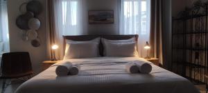 a bedroom with a bed with two towels on it at Cruzeto in Syvota
