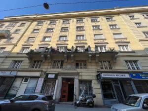 ein großes gelbes Gebäude mit Balkon auf einer Straße in der Unterkunft JobelHome Liszt Apartment in Budapest