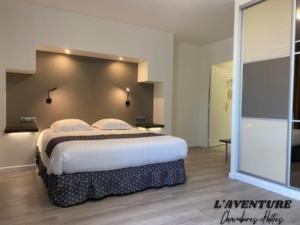 A bed or beds in a room at l'Aventure