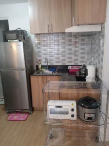 A kitchen or kitchenette at 2 BR Loop Tower 1524