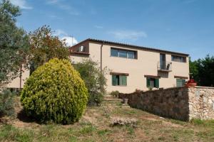 uma casa com uma parede de pedra em frente em Cal Cabrer em Masarach