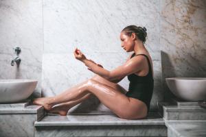 une femme assise sur un comptoir dans une baignoire dans l'établissement Sankt Jörgen Park, à Göteborg