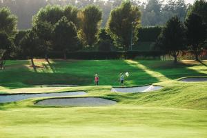 2 personnes se tiennent sur un parcours de golf vert dans l'établissement Sankt Jörgen Park, à Göteborg