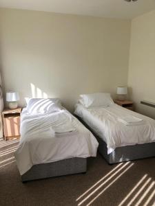 dos camas sentadas una al lado de la otra en un dormitorio en Shannon Oasis en Carrick on Shannon
