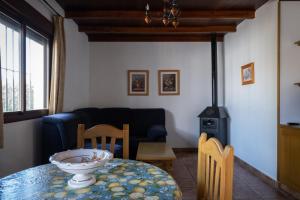 sala de estar con mesa y sofá en Apartamentos Majadales de Roche, en Conil de la Frontera