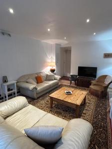 ein Wohnzimmer mit einem Sofa und einem Couchtisch in der Unterkunft La Capitainerie, la plage à 5 minutes à pied ! in Frehel