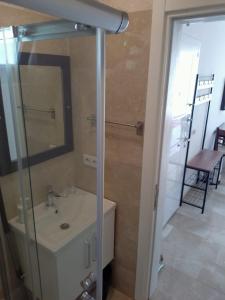Ένα μπάνιο στο Stone House Aparts 1 plus 1 mit Poolterrasse No 3 in Kalkan