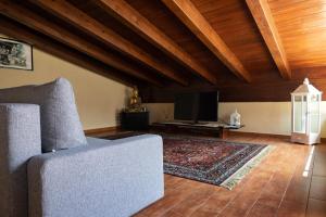 a living room with a couch and a tv at Mansarda in centro al quarto piano in Capri Leone
