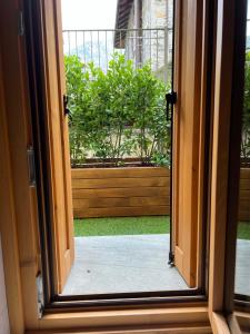 an open door with a view of a plant at APPARTAMENTO PRIMOLO - CHIESA IN VALMALENCO in Chiesa in Valmalenco