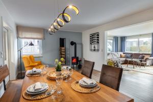 comedor y sala de estar con mesa y sillas en Villa Jala, en Dänschendorf