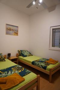 um quarto com duas camas e uma janela em Apartments Proxima em Trogir