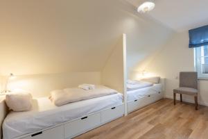 1 dormitorio con 2 camas y espejo en Villa Jala, en Dänschendorf