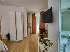 TV a/nebo společenská místnost v ubytování AquaMar Bed and Breakfast