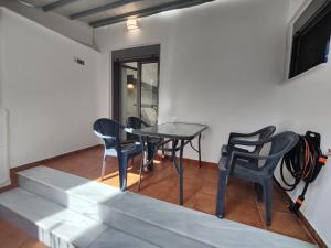 a dining room with a table and chairs at Mistral 1 in Artemida
