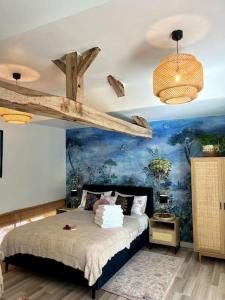 Tempat tidur dalam kamar di La Colline de Tilleul - De La Colline - Beautiful Cottage Near Aubeterre