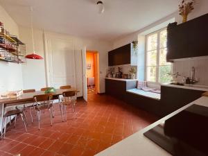 uma cozinha e sala de jantar com mesa e cadeiras em Maison de maître aux portes du Marais poitevin em La Creche