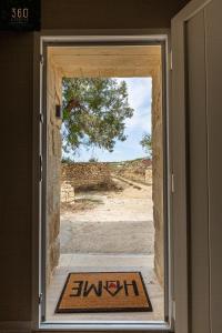une porte ouverte avec un tapis dans la porte dans l'établissement Peaceful, comfy 1BR Nature Retreat: Serene Bliss by 360 Estates, à Mġarr