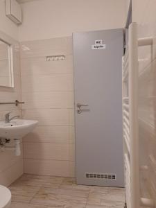 ストゥパヴァにあるWork&Home Stupavaのバスルーム(トイレ、洗面台付)