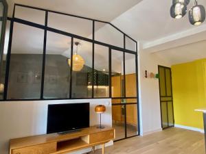 salon z dużą szklaną ścianą w obiekcie Gîte au pied de la Cité Médiévale - Le 127 w Carcassonne
