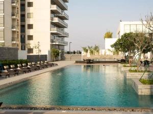 Bazén v ubytování Hostie Enigma - luxury 2BR apt near Golf Course Road nebo v jeho okolí