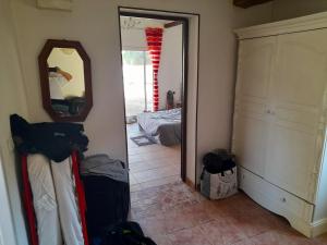 Habitación con espejo y dormitorio con cama. en Maison d'une chambre avec jardin clos et wifi a Martigues a 1 km de la plage, en Martigues