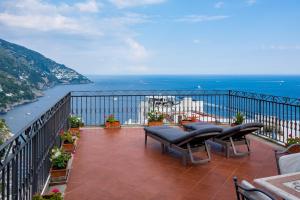 Un balcón con sillas y vistas al océano. en A casa di Antonio, en Positano